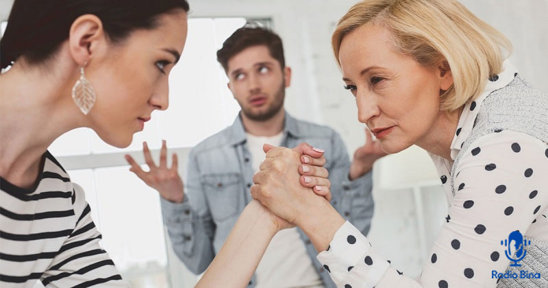 در هنگام صحبت با آنها، فردی را به کنار خود بیاورید